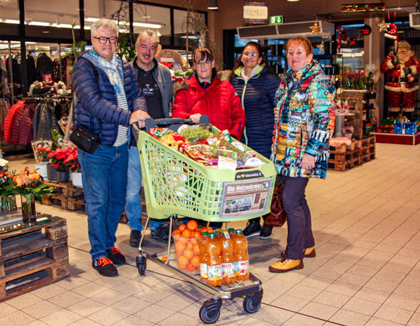 Voller Einkaufswagen – Familien beim Einkauf